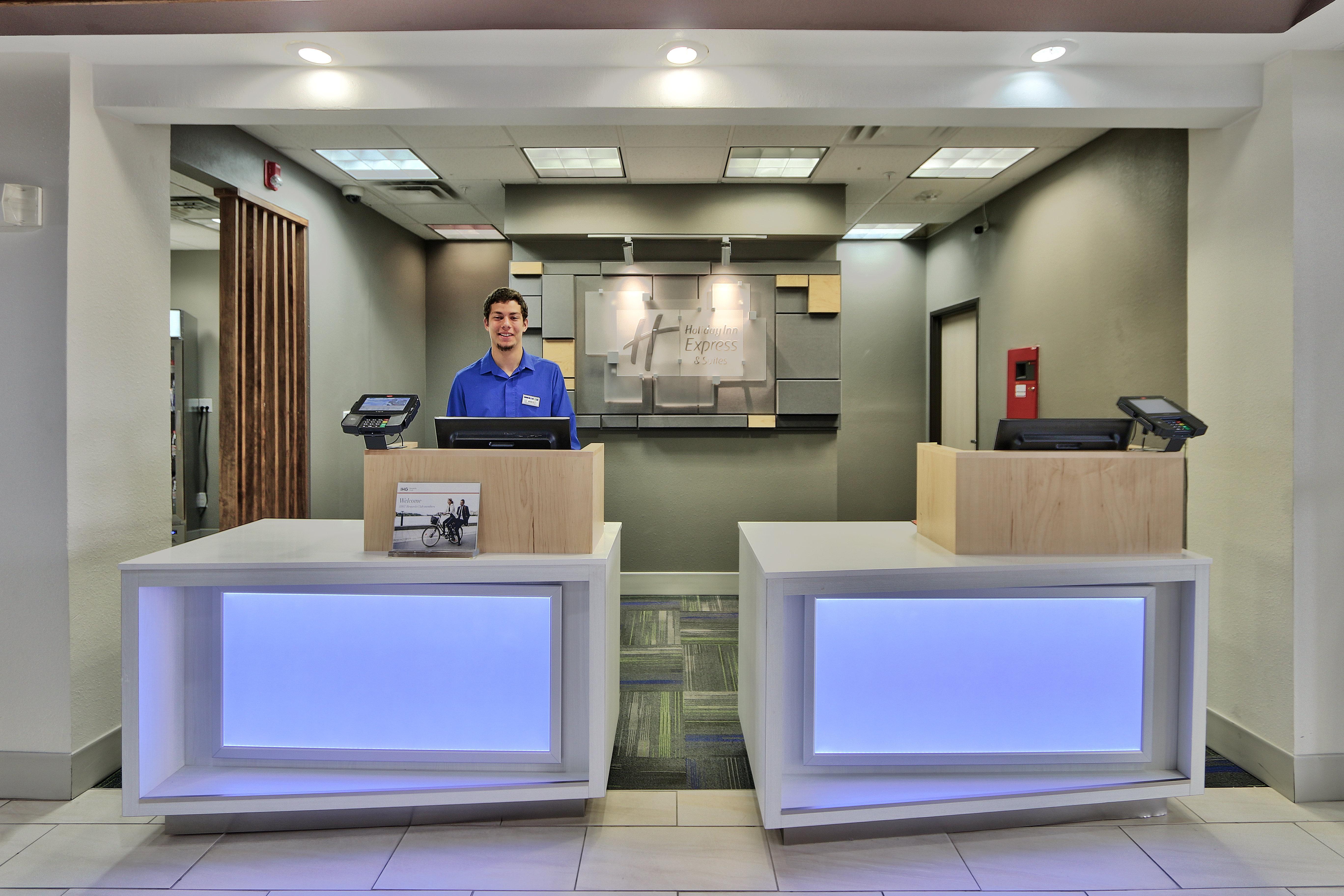 Holiday Inn Express & Suites Portales By Ihg Exteriör bild